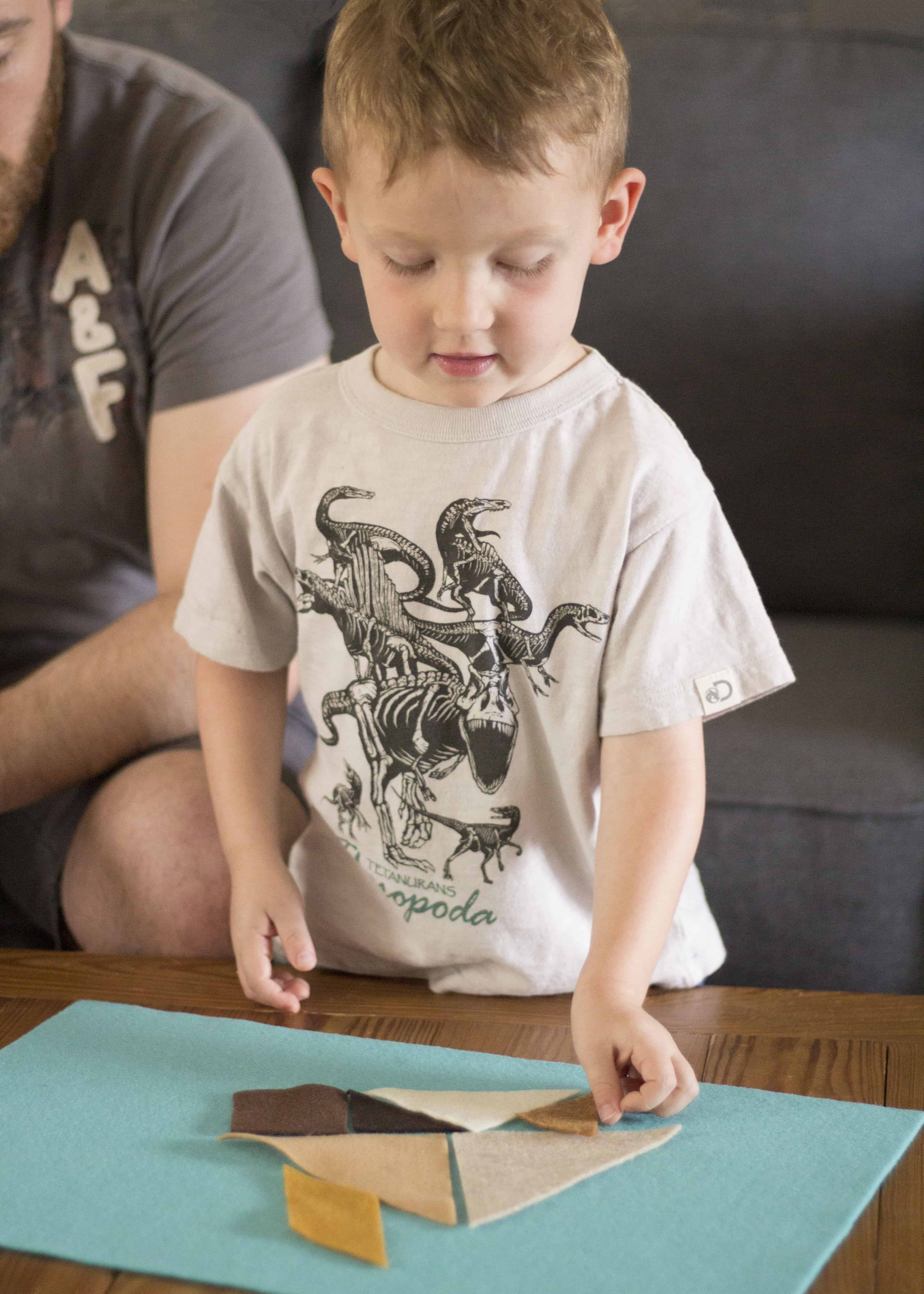 TODDLER BUILDING TANGRAM