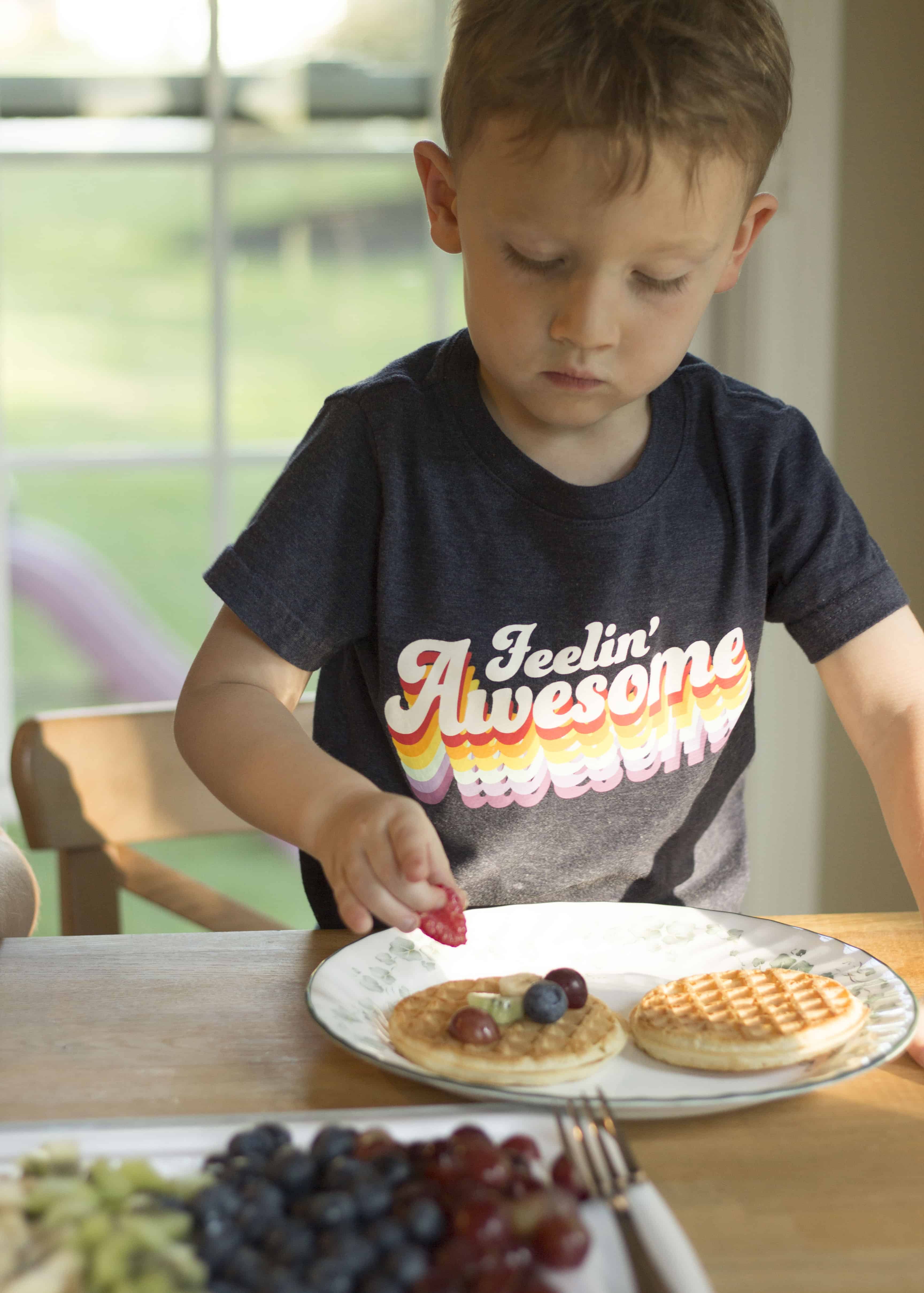 CHILD DECORATING WAFFLE